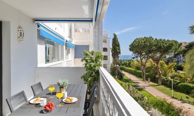 Puerto Banus Apartment | Apartment in Playas del Duque for 4 people| Casa Córdoba 229