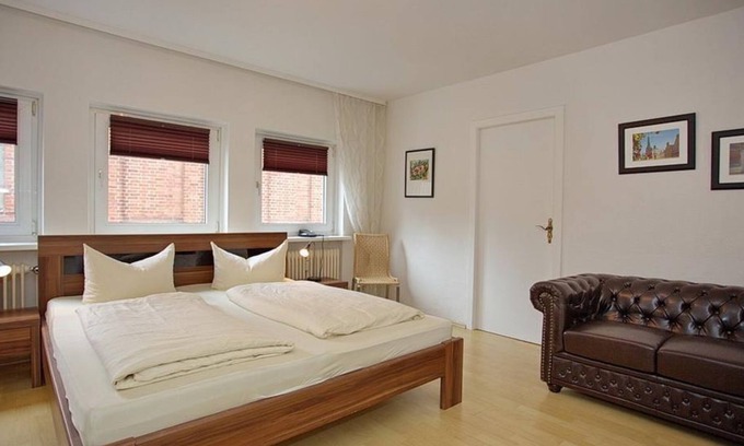 Lubeck City Centre Apartment | Apartment 2/bed-sitting room/shower, WC - Ferienwohnung am Rathausmarkt 1 & 2