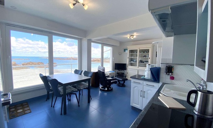 Tregastel Apartment | Apartment. 2 bedrooms EXCEPTIONAL SEA VIEW, Greve Blanche beach TREGASTEL