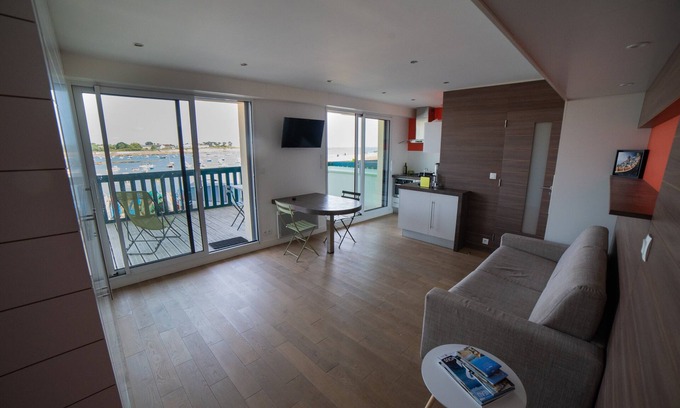 Kerroch Apartment | Apartment 2 people feet in the water Ground floor terrace