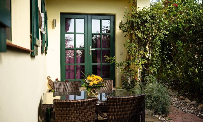 Middelhagen Apartment | Apartment 2 - Schilfdachvilla Zeesboothaus WE30884