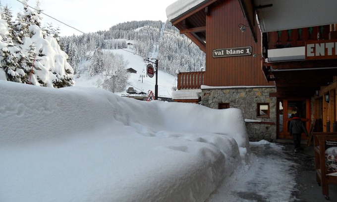 Areches Apartment | Apartment 4-6 people at the foot of the slopes, GARAGE, balcony TERRACE, lift