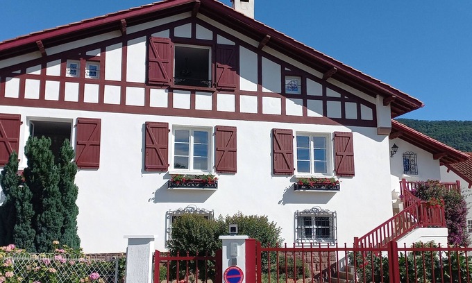 Saint-Jean-Pied-de-Port Apartment | APARTMENT 5 PERSONS (2*) 200m FROM THE TOURIST CENTER
