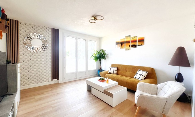Chateau Apartment | Apartment 65m2 Ground floor, free parking, Near Nantes