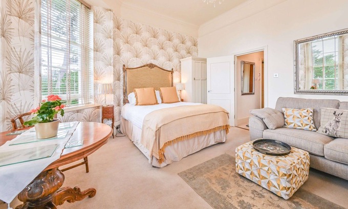 Torquay Apartment | Apartment 7 - The Muntham Luxury Apartments. Spacious Bright First Floor Studio Apartment