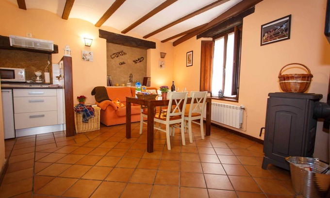 Robregordo Apartment | Apartment A is located on the ground floor