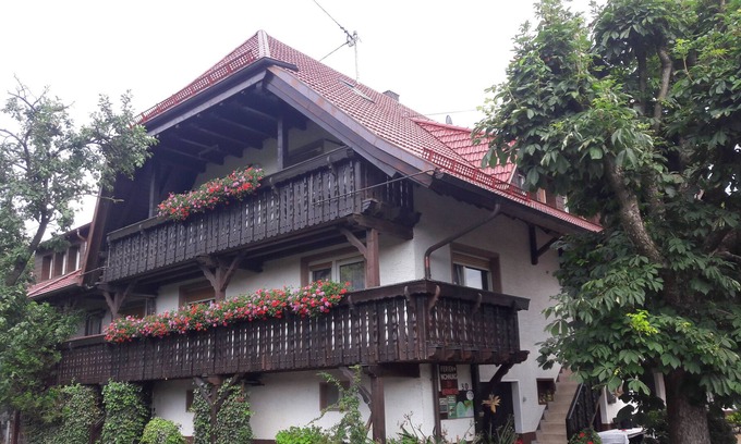 Gengenbach Apartment | Apartment 'Abendsonne' with Balcony, Forrest View, Shared Garden and Wi-Fi