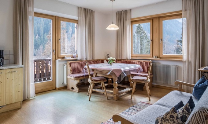 Ultimo Apartment | Apartment 'Adlerhorst Rotkehlchen' with Balcony, Shared Garden and Wi-Fi