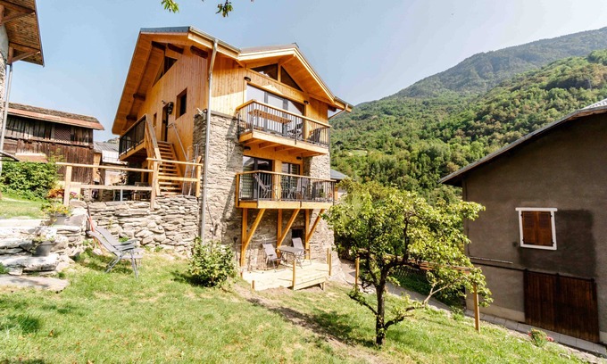 La Perriere Apartment | Apartment 'Agréable 3 Étoiles App 4' with Mountain View, Wi-Fi and Air Conditioning