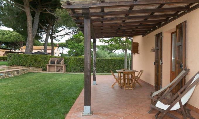 Piombino Apartment | Apartment 'Albatro' with Shared Pool, Wi-Fi and Air Conditioning