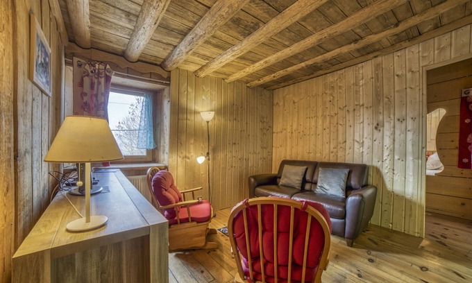 Araches-la-Frasse Apartment | Apartment 'Anna-Purna' with Mountain View, Shared Terrace and Wi-Fi