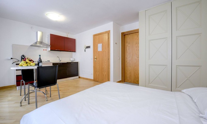 Sirmione Old Town House | Apartment Anna 1