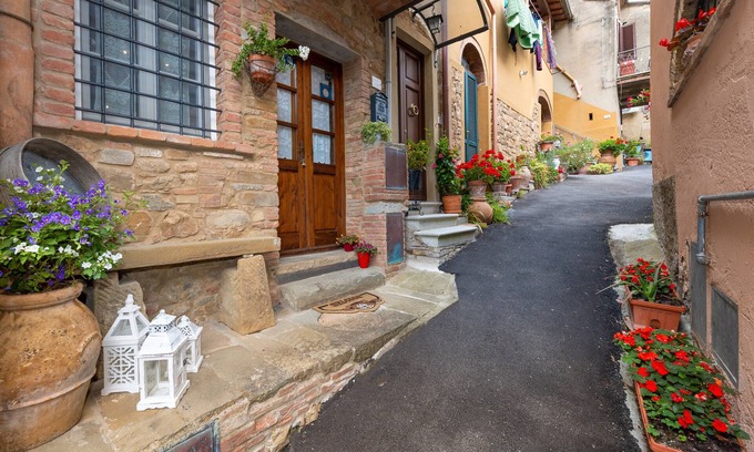 Chianni Apartment | Apartment 'Antica Tuscany' with Private Garden, Wi-Fi and Air Conditioning