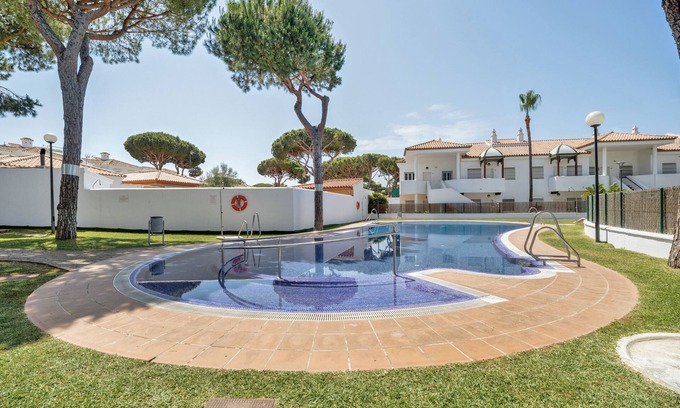 Poblado Sancti Petri Apartment | Apartment 'Apartamento Costa Castillo' with Shared Pool, Wi-Fi and Air Conditioning