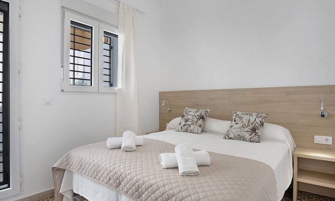 Barbate Apartment | Apartment 'Apartamento Guzmán C' with Private Terrace, Wi-Fi and Air Conditioning