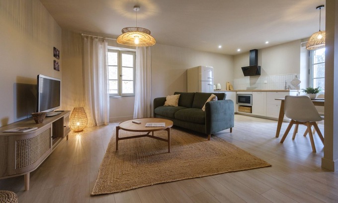 Domme Apartment | Apartment-Apartment-Ensuite with Bath-City view