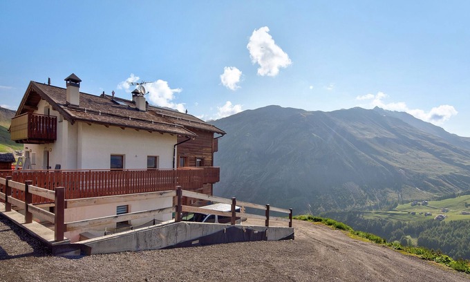 Gembre Apartment | Apartment 'Appartamenti Millenium Blu' with Mountain View, Shared Garden and Wi-Fi