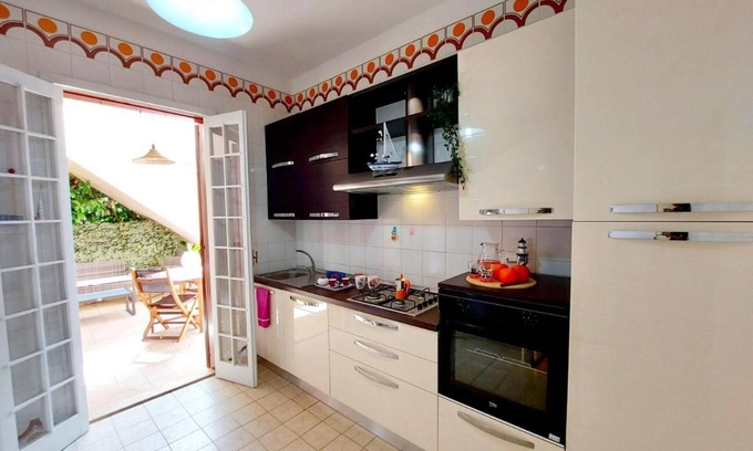 Caucana-finaiti-casuzze-finaiti Nord Apartment | Apartment 'Appartamento Giglio' with Private Terrace and Air Conditioning