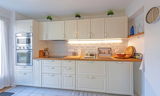 Kerlouet Apartment | Apartment 'Appartement 85m2 À 2kms Plage' with Private Terrace, Private Garden and Wi-Fi
