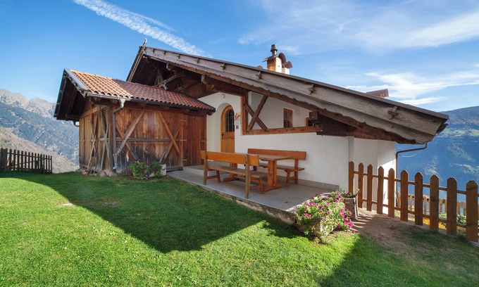 Parcines Apartment | Apartment 'Ausergrubhof Wohnung Naturns' with Mountain View, Shared Garden and Wi-Fi