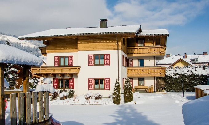 Sankt Johann im Pongau Apartment | Apartment 'Bartnelke' with Mountain View, Shared Pool and Wi-Fi