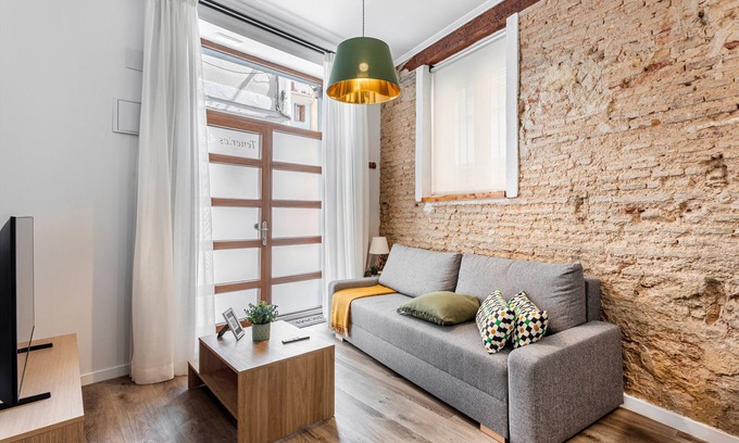 Barrio del Carmen Apartment | Apartment 'Bajo' with Wi-Fi and Air Conditioning