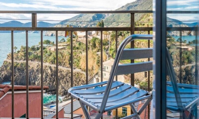 Manarola Apartment | Apartment Belvedere by Arbaspàa - with sea view balcony in Manarola