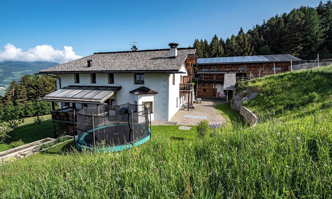 Lajen Apartment | Apartment 'Biohof Maurer Apt Vogelstimmen' with Mountain View, Shared Garden and Wi-Fi