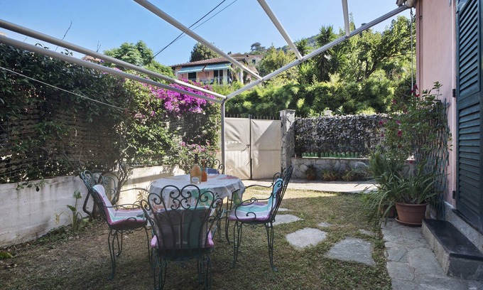 Rapallo Apartment | Apartment "Blu Vacanza" with Garden & Wi-Fi