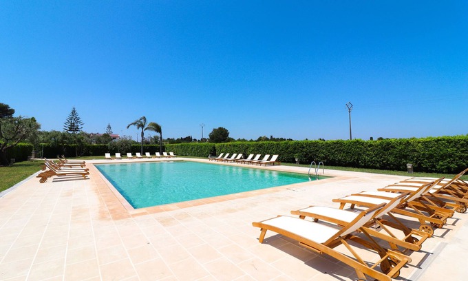 Otranto Apartment | Apartment Bungalow Regina close to the Sea with Shared Pool & A/C
