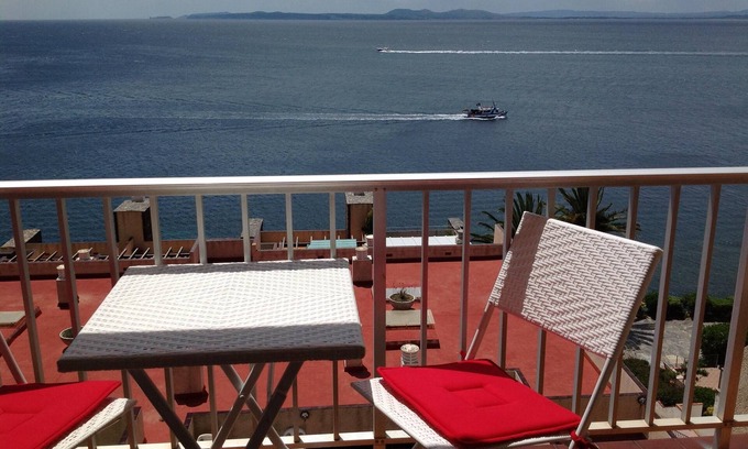 Almadraba-Canyelles Apartment | Apartment by the sea, terrace, sea view, air conditioning, swimming pool, garage, ascen