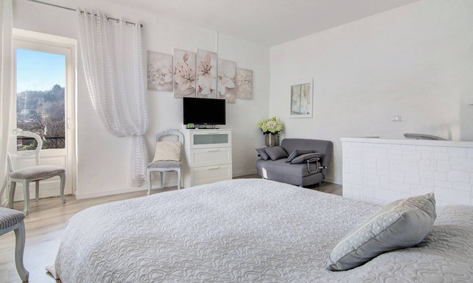 Calozzo House | Apartment 'Casa sul Lago di Como' with Lake View, Wi-Fi and Air Conditioning