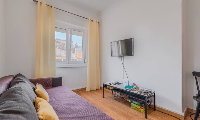 Cova da Piedade Apartment | Apartment 'Casa Do Pedro - Lisbon South Bay' with Private Garden and Wi-Fi