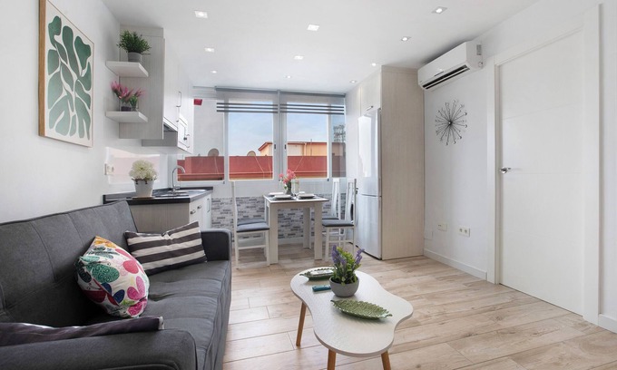 Torremolinos City Centre Apartment | Apartment 'Casa Eu' with Wi-Fi and Air Conditioning