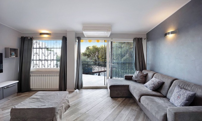 Diano Marina Apartment | Apartment Casa gioia with Sea View, Garden and Wi-Fi