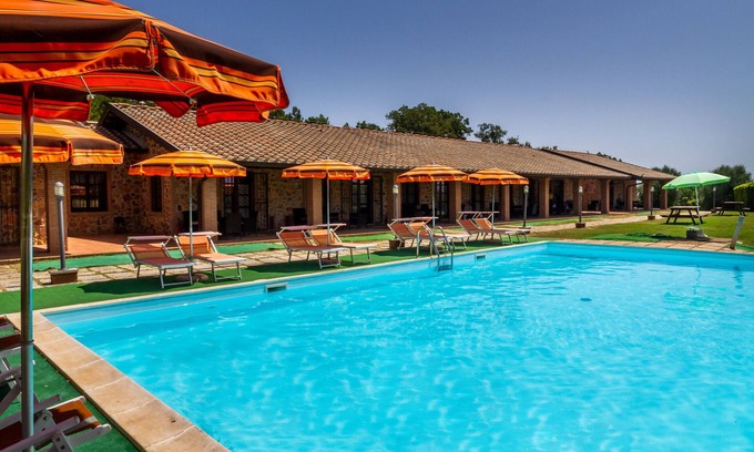 La Pesta Apartment | Apartment Casa Vacanza Il Carpignone 6 with Lake View, Shared Pool & Garden