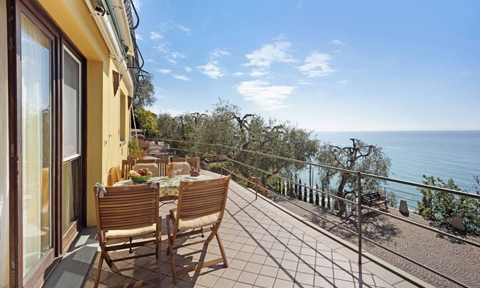 Poggi Apartment | Apartment 'Casa Pepe' with Sea View, Garden & Wi-Fi