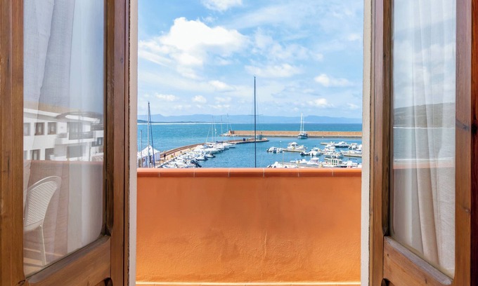 Trinita d'Agultu e Vignola Apartment | Apartment "Casa Spiaggia Molo 2" on Isola Rossa with Sea view & Balcony