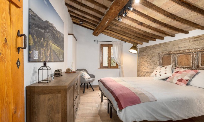 San Gimignano City Centre Apartment | Apartment 'Casa Vesta' with Wi-Fi and Air Conditioning