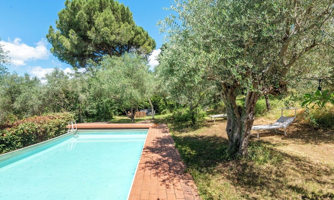 Le Tolfe Apartment | Apartment 'Caselunghe Exclusive' with Shared Pool, Wi-Fi and Air Conditioning