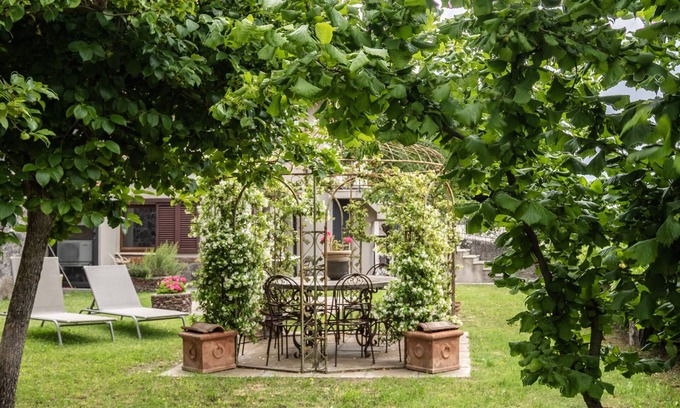 Radicofani Apartment | Apartment "Casetta Il Glicine Up" with Shared Pool & A/C