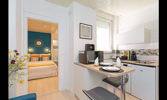 Les Iles Apartment | Apartment-City-Ensuite with Shower-Courtyard view