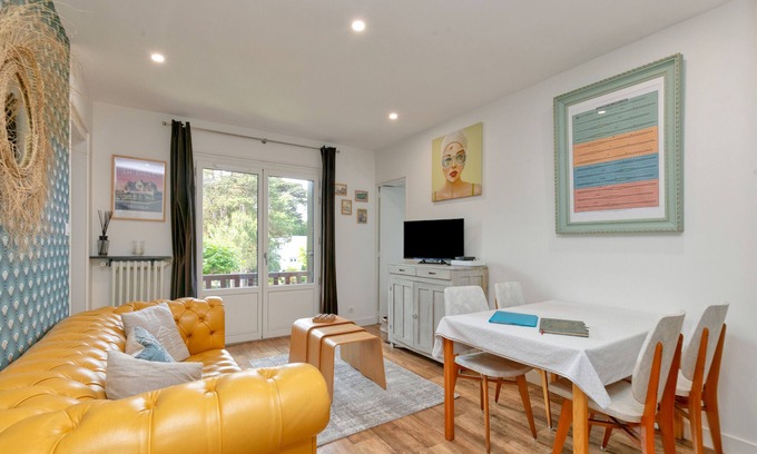La Baule-Escoublac Apartment | Apartment 'Des Dryades, Cosy 60m2' with Shared Pool, Balcony and Wi-Fi