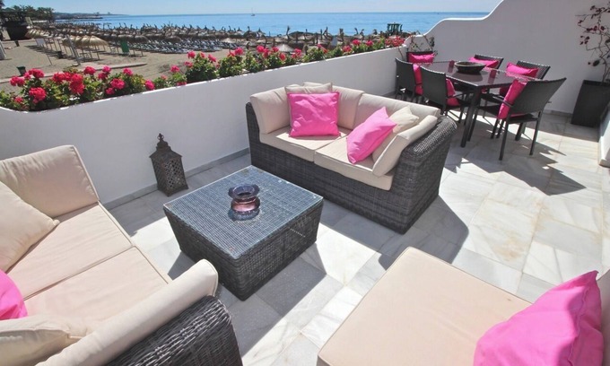 Marbella City Centre Apartment | Apartment 'Deluxe On The Beach' with Sea View, Wi-Fi and Air Conditioning