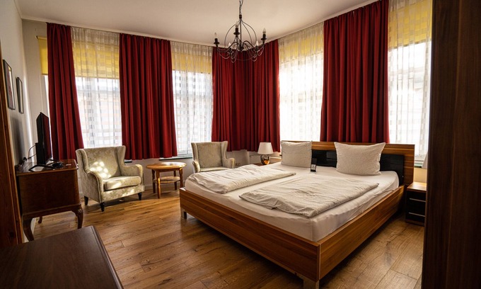 Schwerin Apartment | Apartment-Deluxe-Private Bathroom-Street View-Mecklenburg