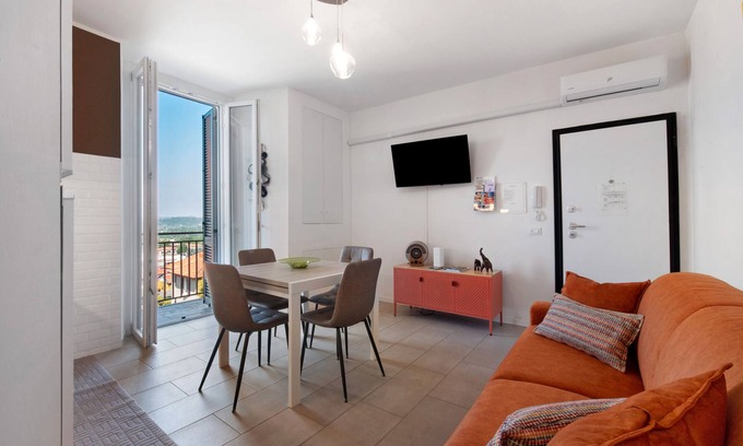 Senna Comasco Apartment | Apartment 'Diamond House Holiday' with Mountain View, Wi-Fi and Air Conditioning