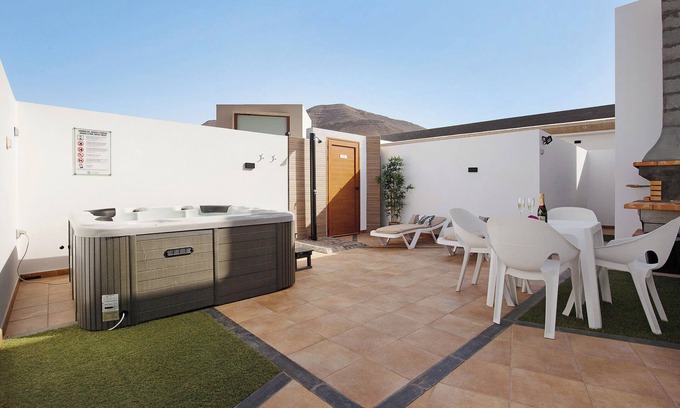 Puerto del Rosario Apartment | Apartment "Eclipse" in Puerto del Rosario with Mountain View, Jacuzzi, Wi-Fi, A/C & Terrace
