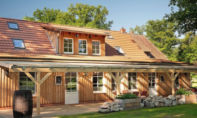 Strohen Apartment | Apartment 'Eichengeflüster' with Private Terrace, Shared Garden and Wi-Fi