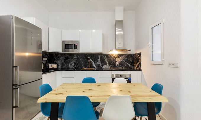 Badalona Apartment | Apartment 'En Planta Baja' with Private Terrace, Balcony and Wi-Fi