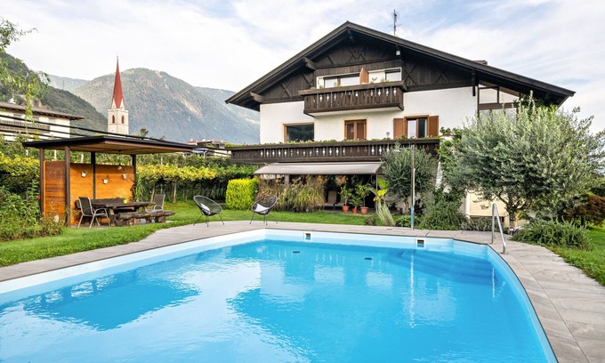 Lana Apartment | Apartment 'Erlengut Hippolyt' with Mountain View, Shared Pool and Wi-Fi